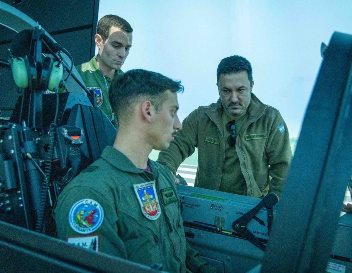 Luis Petri observa atento a un cadete en el simulador de vuelo. Luis Petri observa atento a un cadete en el simulador de vuelo.