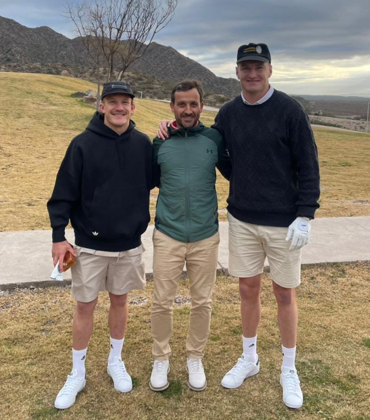 Damian Mc Kenzie y Jordie Barrett con el golfista mendocino Andrés Benenatti en Mendoza Norte Damian Mc Kenzie y Jordie Barrett con el golfista mendocino Andrés Benenatti en Mendoza Norte