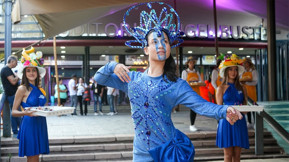 Actores disfrazados de personajes que llenaron de color y alegría la expo. Foto: Martín Pravata/Diario Uno. Actores disfrazados de personajes que llenaron de color y alegría la expo. Foto: Martín Pravata/Diario Uno.