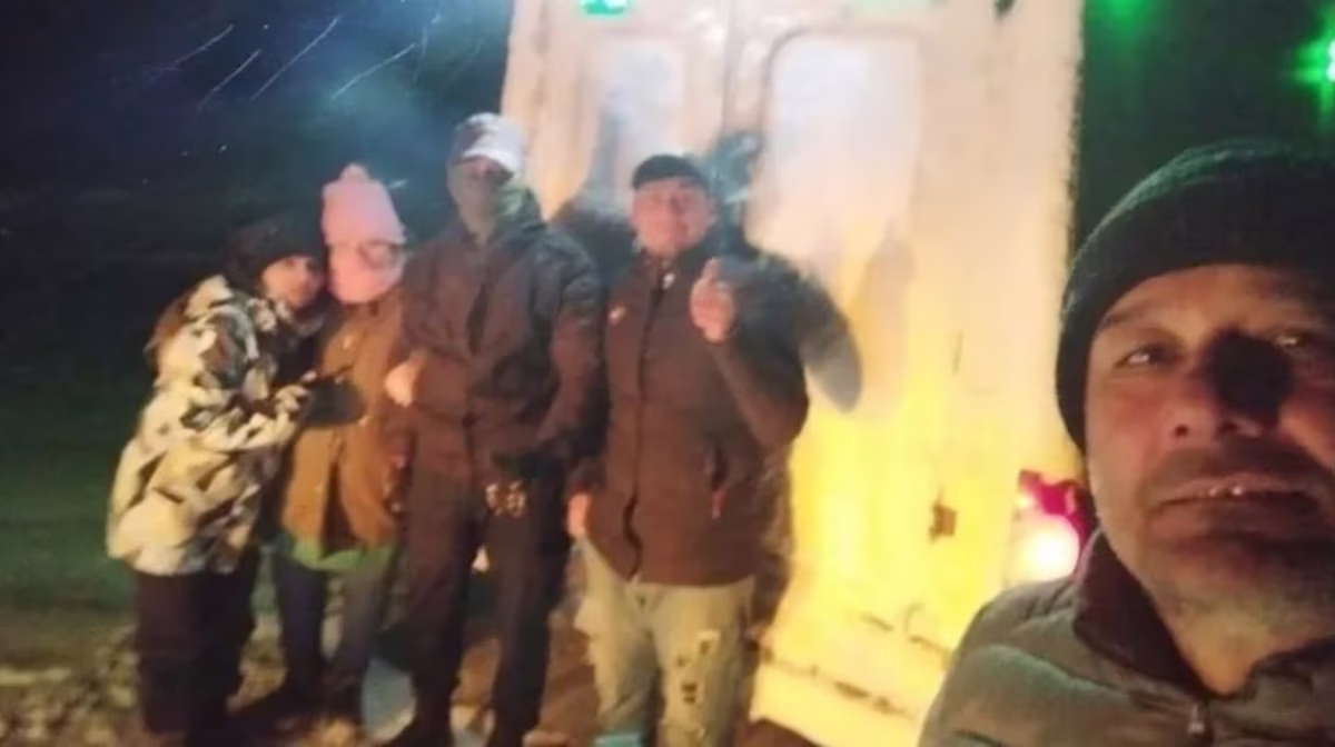 Milagro en la nieve: un peón rural se perdió en un fuerte temporal de nieve y fue salvado por sus perros Milagro en la nieve: un peón rural se perdió en un fuerte temporal de nieve y fue salvado por sus perros 