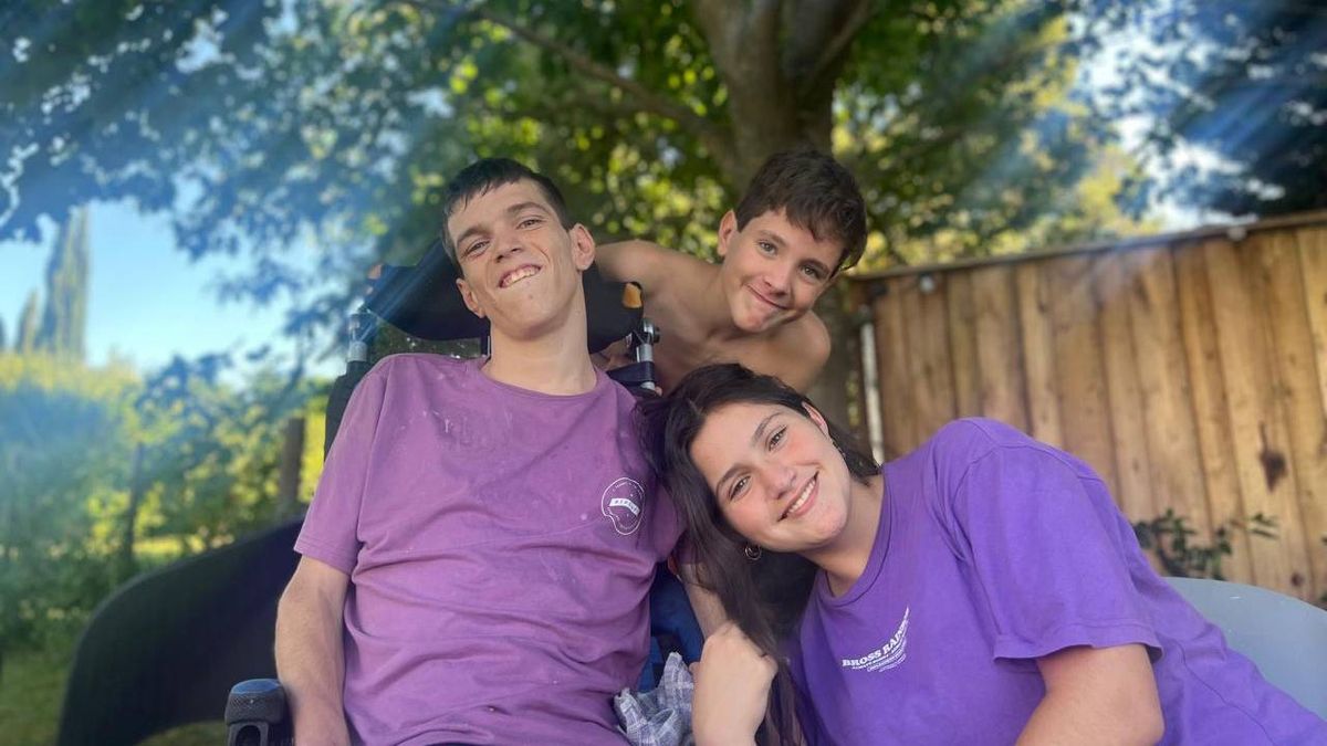 Valentina junto Nacho, que sufre parálisis cerebral, y Benjamín. Los límites de una discapacidad los ponemos nosotros, dijo.