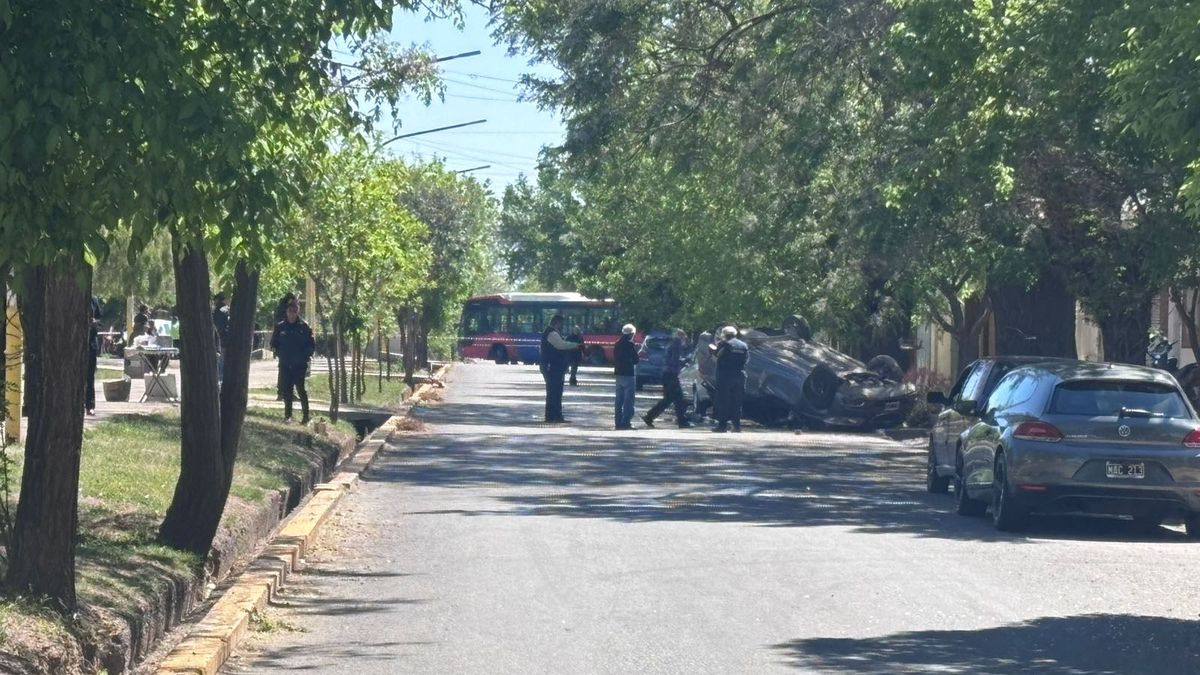 El dueño del auto que estaba estacionado y que fue chocado tras el tiroteo contó que escucharon los disparos. El dueño del auto que estaba estacionado y que fue chocado tras el tiroteo contó que escucharon los disparos.