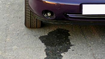 Qué hacer si el auto pierde aceite y cómo limpiar las manchas con un truco casero Qué hacer si el auto pierde aceite y cómo limpiar las manchas con un truco casero