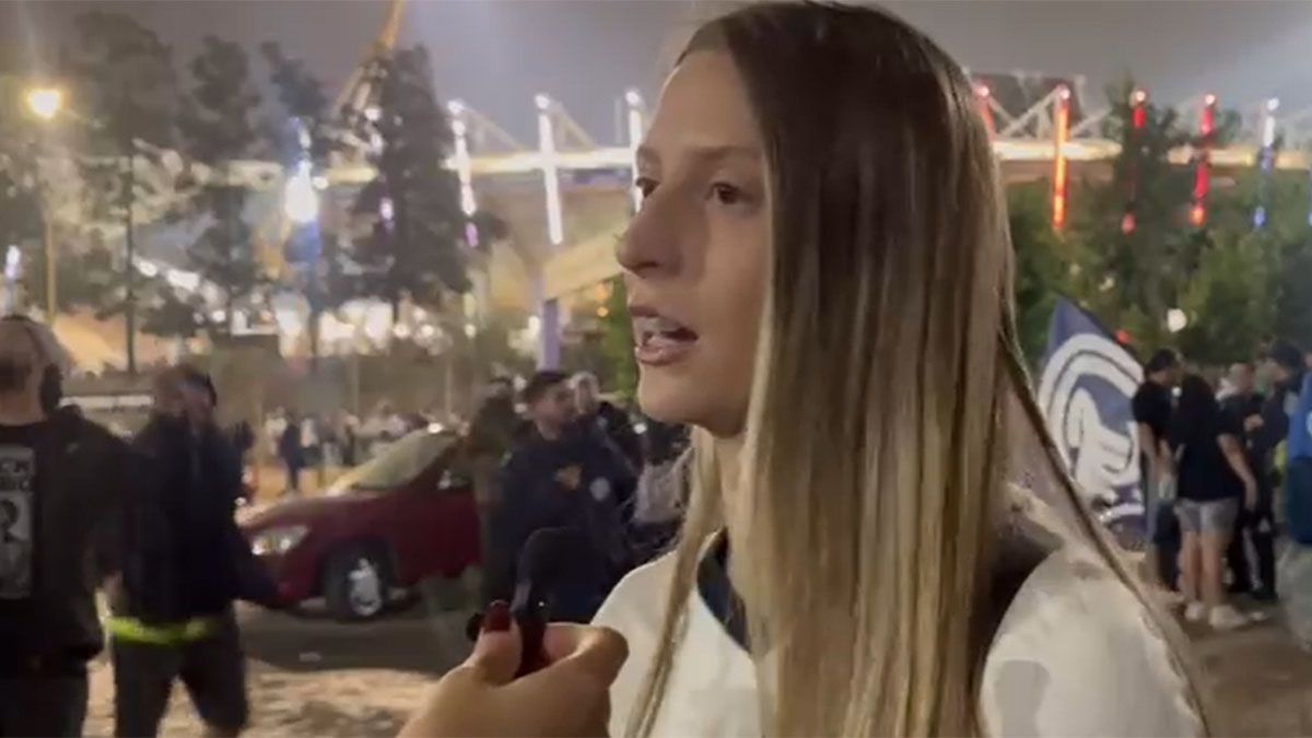 Julia, la hija de Alfredo Berti, acompañó a Independiente Rivadavia frente a River