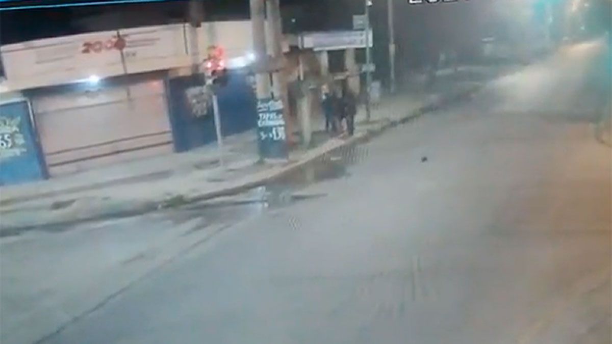 Video: un policía se resistió a un robo y baleó a dos de los tres ladrones
