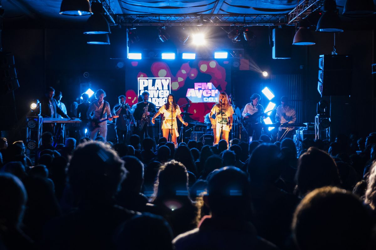 El tributo a ABBA de la banda Dancing Queen hizo cantar y bailar a todo el público en 23 Ríos.