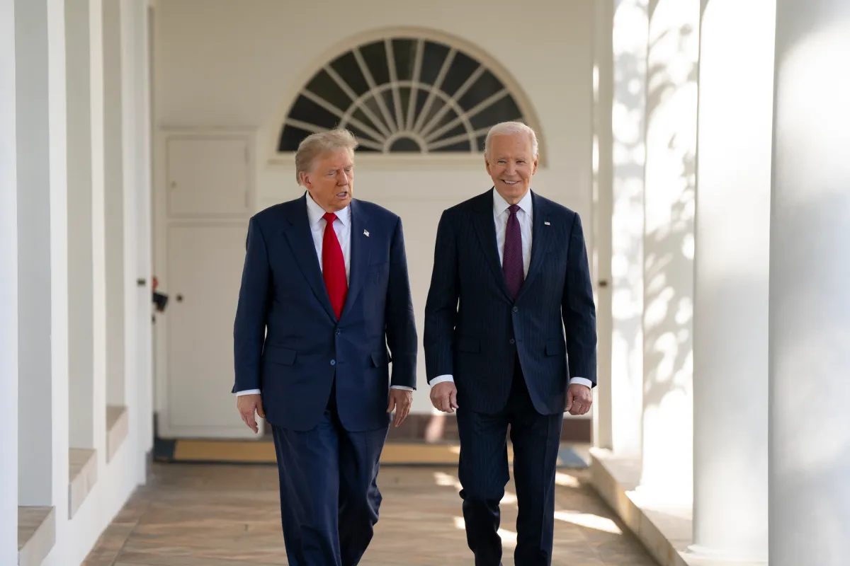 El presidente Joe Biden, caminando hacia el Despacho Oval con el presidente electo Donald Trump. Foto cedida por la Casa Blanca. Crédito: EFE/Adam Schultz/Casa Blanca.