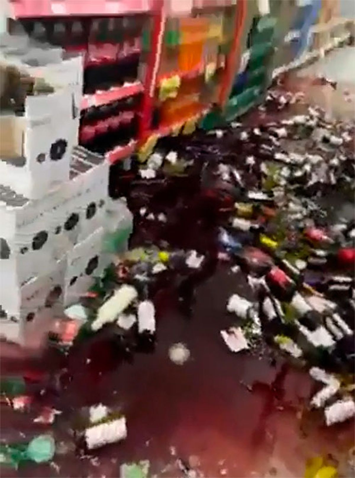 La mujer fue hasta el supermercado para reclamar una deuda y, ante la negativa del pago, destruyó centenares botellas de vinos.