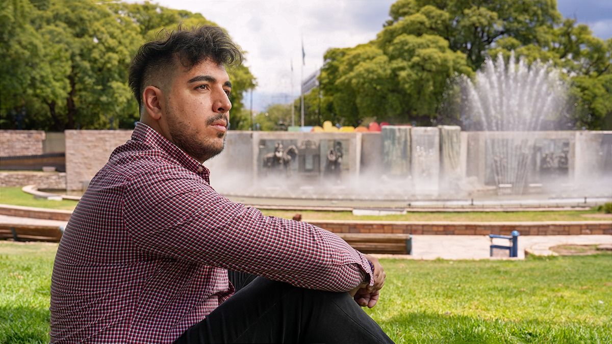 Hernán Simó renunció a su función pública como fiscal civil para dedicarse a la abogacía en California mientras explota su costado artístico. Hernán Simó renunció a su función pública como fiscal civil para dedicarse a la abogacía en California mientras explota su costado artístico.