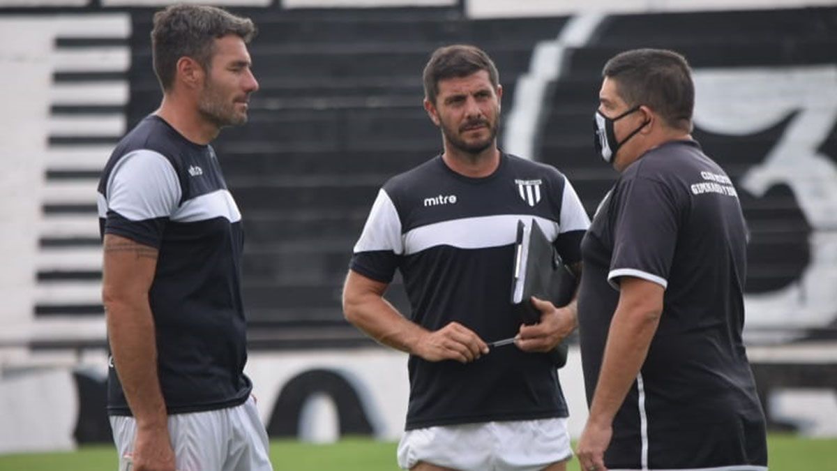 Diego Pozo junto a Martín Abaurre y Javier Kola. Fotos: gentileza Prensa Gimnasia y Esgrima.