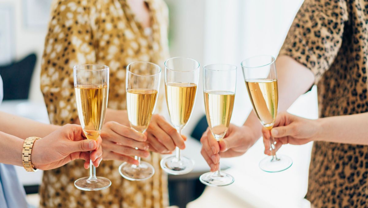 La sidra es una bebida antigua, cargada de historia y curiosidades. La sidra es una bebida antigua, cargada de historia y curiosidades. 