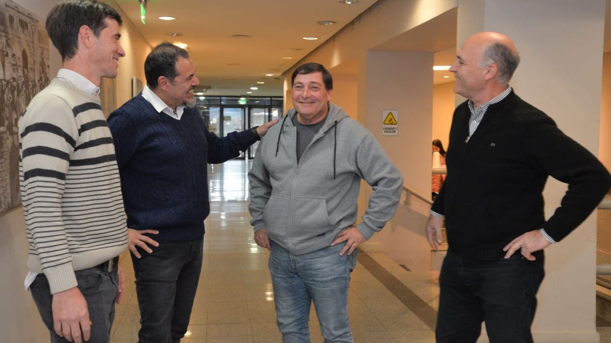 Omar Parisi en el centro de la imagen. Será él el candidato del peronismo en las elecciones 2023. Lo acompañan en la foto los precandidatos del frente Elegí que perdieron la interna: Nicolás Guillén