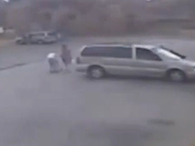 Video: atropelló a un bebé y escapó