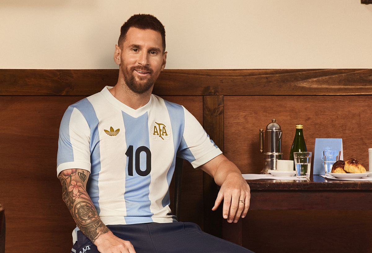 Messi con la nueva camiseta.