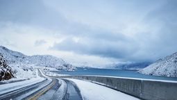 El pronóstico del tiempo indica que este domingo en Mendoza el día estará soleado, con temperaturas bajas. La nieve ha dejado un manto blanco en muchas zonas. Así quedó el dique de Potrerillos.