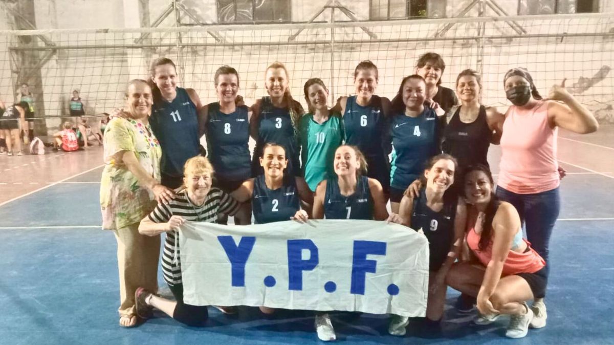 Con su equipo de fierro. Gabriela, a la derecha, entera y repleta de gratitud. Con su equipo de fierro. Gabriela, a la derecha, entera y repleta de gratitud.