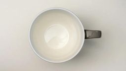 Dile adiós a las manchas del interior de las tazas con este efectivo truco de limpieza