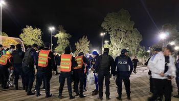 Hinchas de fútbol tomaron un colectivo, intentaron desviarlo hacia el Malvinas y fueron detenidos