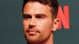 El actor Theo James interpreta a Will Younger en la película de Netflix.