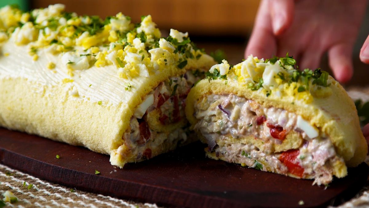 El pionono arrollado de at&uacute;n es una receta sabrosa y fresca para preparar para el D&iacute;a de la Madre.