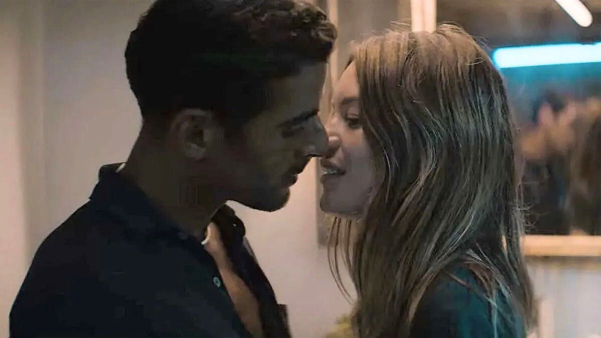 Las escenas subidas de tono se apoderan en un momento de esta película de Netflix