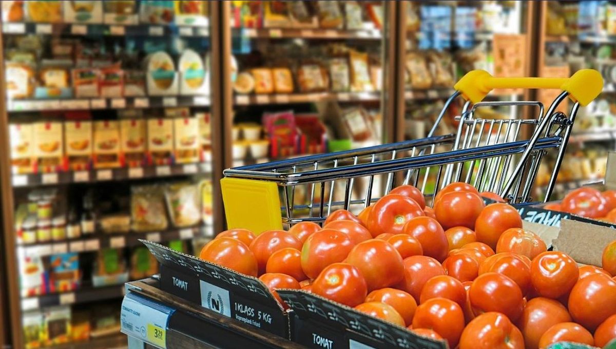 Un conocido hipermercado deberá pagarle 8 millones de pesos a una niña porque varios canastos de tomates se le cayeron encima y se fracturó