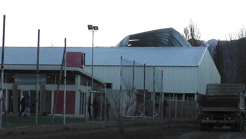 Fuertes ráfagas de viento en Uspallata volaron el techo del polideportivo