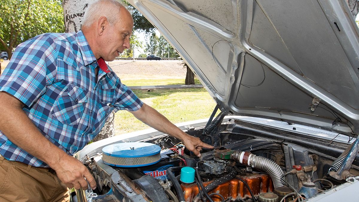 Edmundo muestra cómo funciona el auto.
