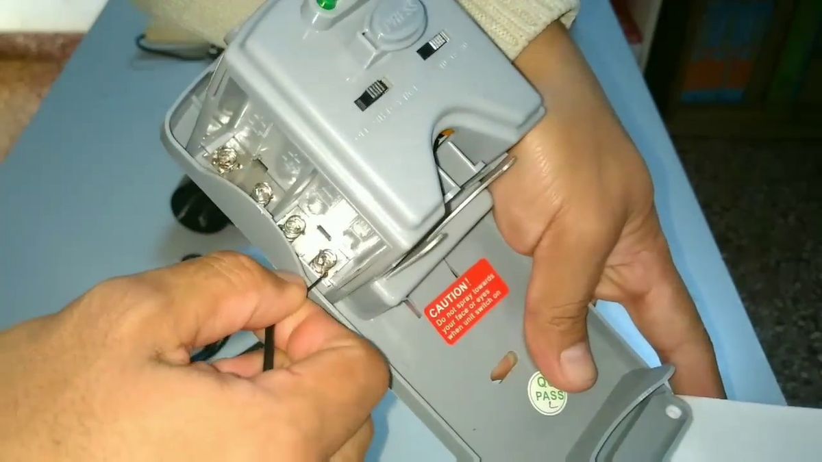 Depravado. Compró un aromatizador pero era una cámara para espiarla. 