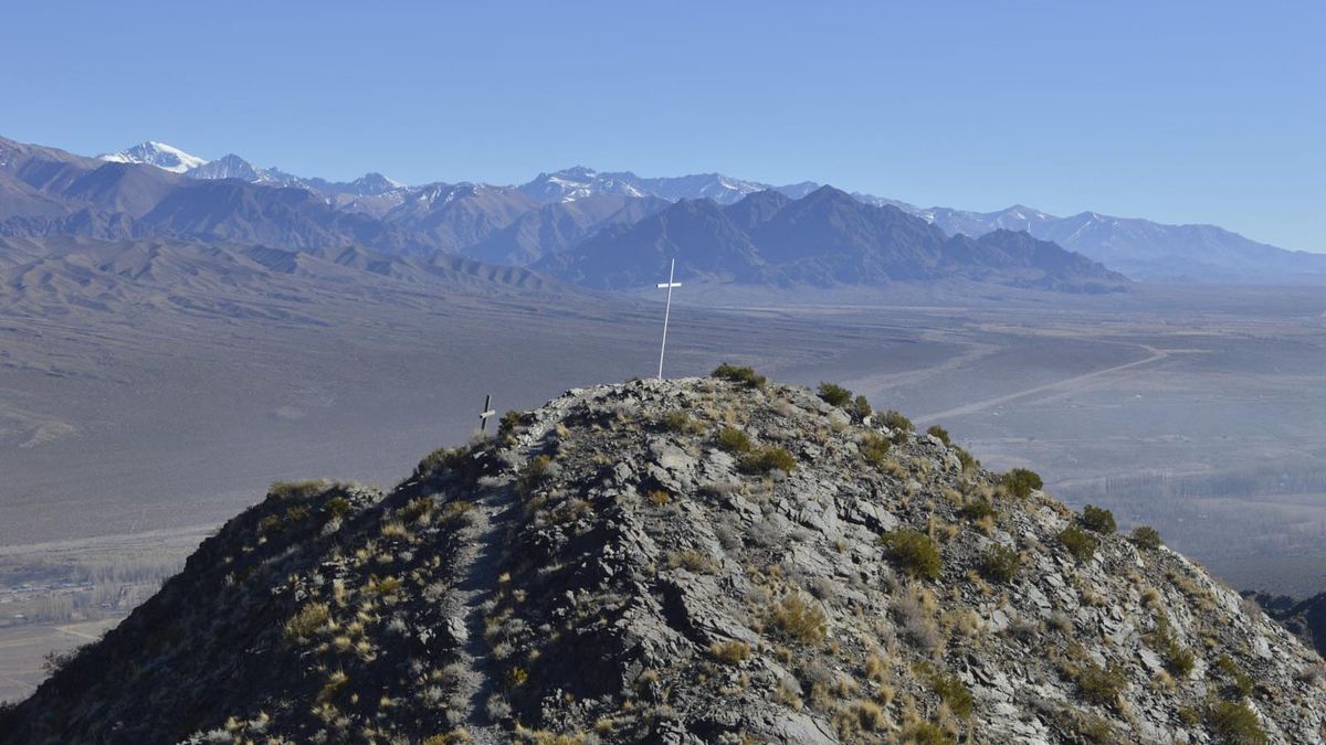 El Cerro de la Cruz está en Uspallata y tiene una altura de 2.268 metros de altura. Allí la andinista cayó de 11 metros de altura y murió. Imagen ilustrativa. El Cerro de la Cruz está en Uspallata y tiene una altura de 2.268 metros de altura. Allí la andinista cayó de 11 metros de altura y murió. Imagen ilustrativa.