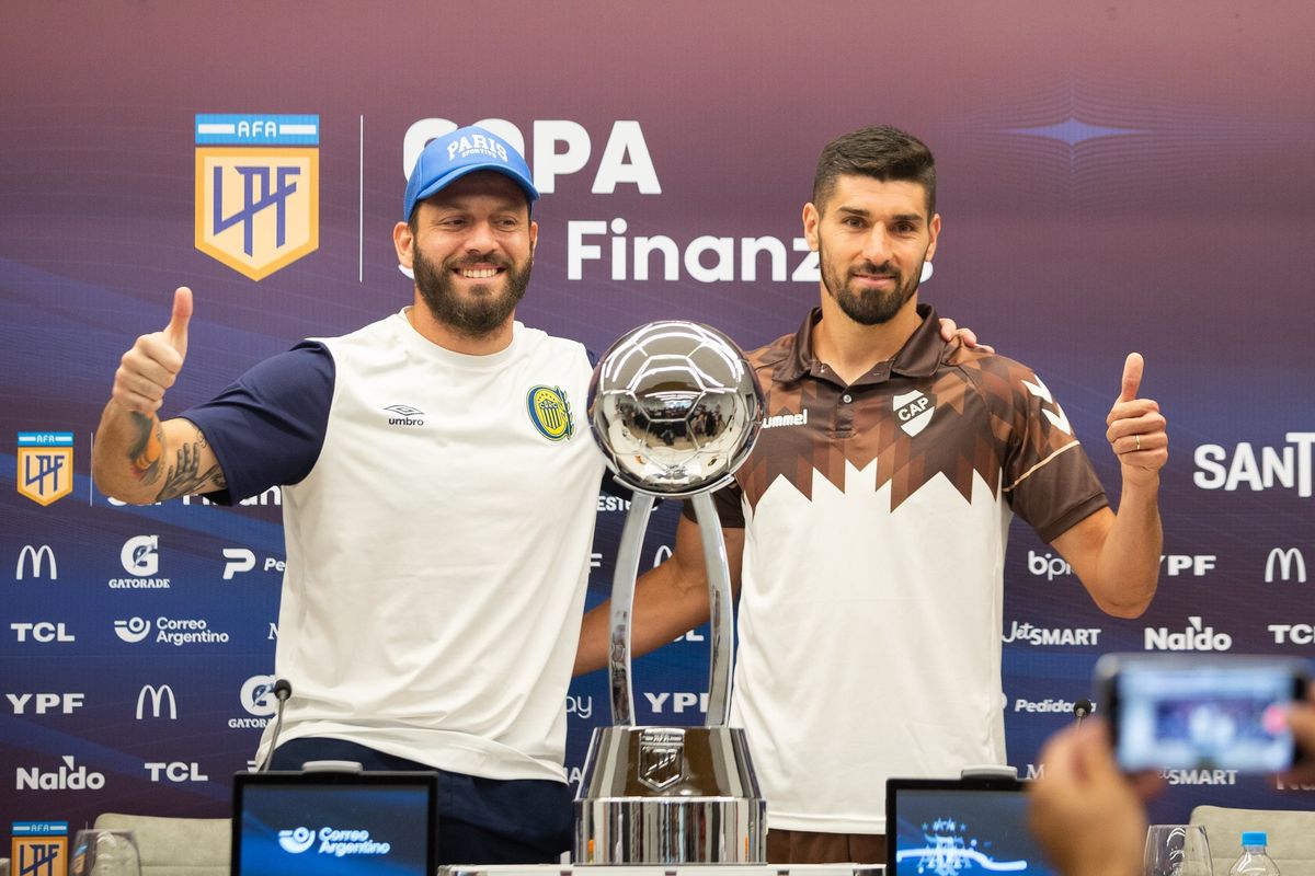 Los capitanes con la Copa de la Liga Profesional