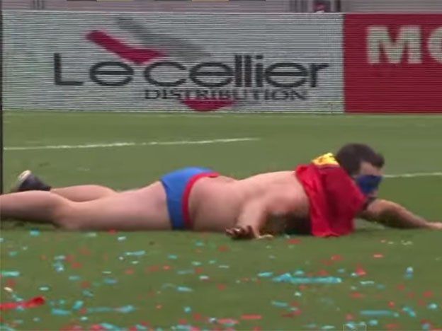 Desopilante: Superman salvó un partido de Rugby