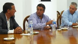 Rodolfo Suarez junto al ministro de Gobierno, Víctor Ibañez y el gerente de Potasio Río Colorado, Emilio Guiñazú Fader.