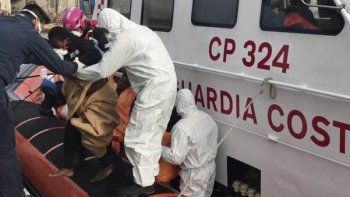 Casi un centenar de migrantes desaparecen en dos naufragios