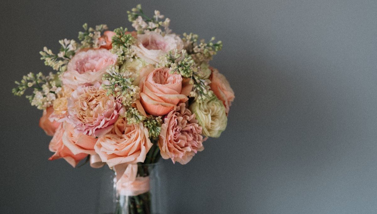 El tallo debe cortarse en forma diagonal. El tallo debe cortarse en forma diagonal. 