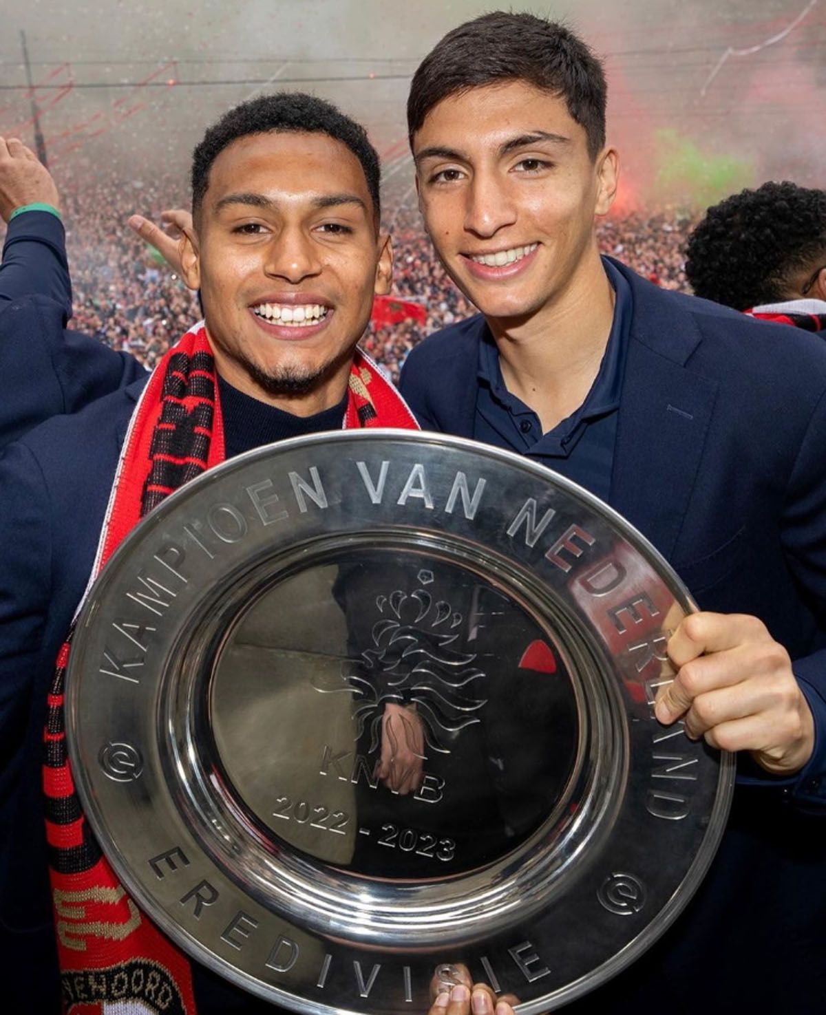 Bullaude con el trofeo de campeón durante la fiesta que se vivió este lunes en Rotterdam