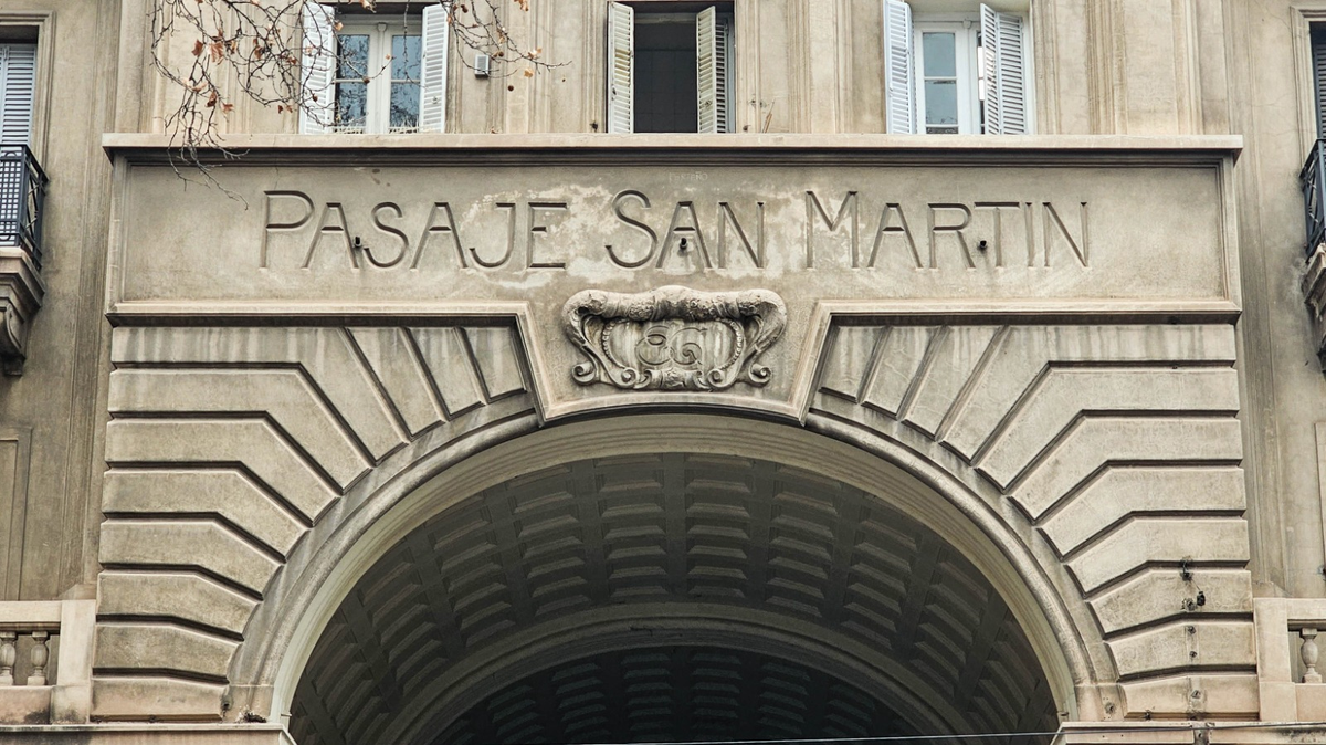 El Pasaje San Martín fue construido hace 97 años: es el primer edificio en altura. Fotos: Nicolás Ríos. El Pasaje San Martín fue construido hace 97 años: es el primer edificio en altura. Fotos: Nicolás Ríos.