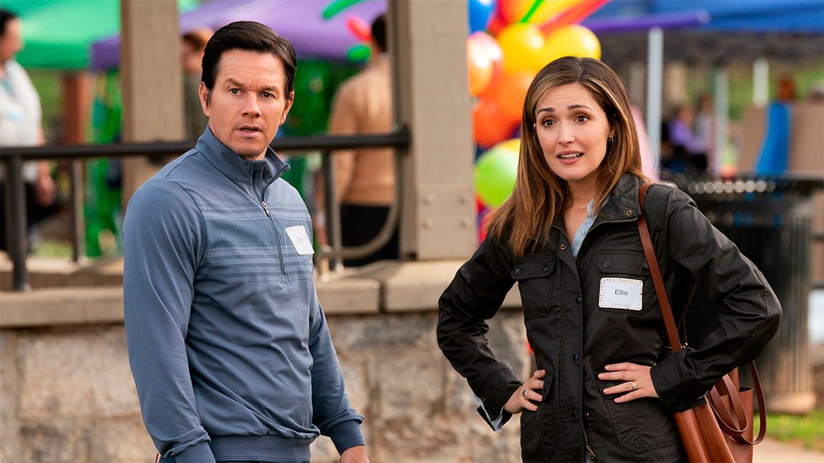 Mark Wahlberg y Rose Byrne protagonizan Familia al instante, una de las películas más buscadas en Netflix.