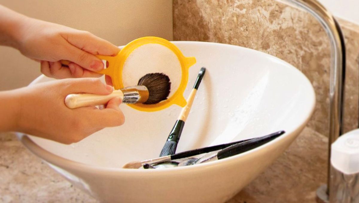 Es importante limpiar el maquillaje con frecuencia, sobre todo si lo utilizas a diario. Es importante limpiar el maquillaje con frecuencia, sobre todo si lo utilizas a diario. 