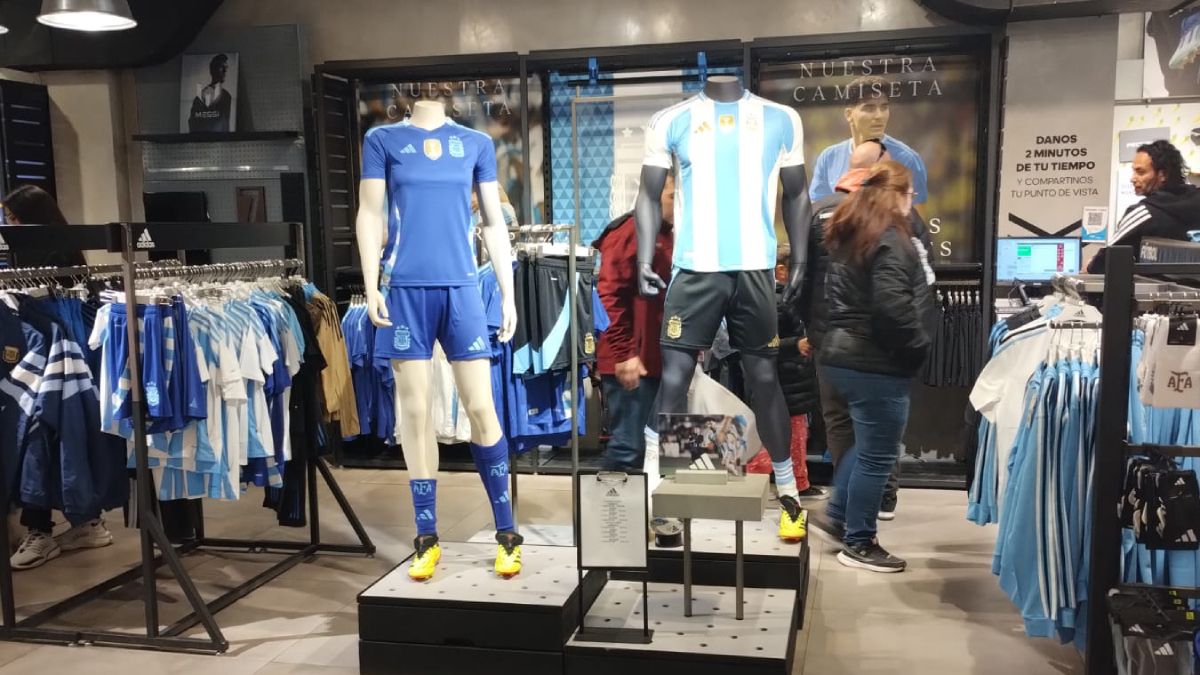 La camiseta de la Selección argentina es un furor en las ventas y la oficial está agotada.