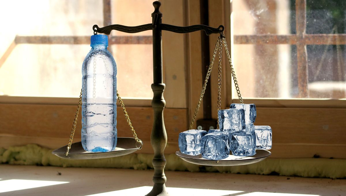 Acertijo mental para genios: ¿qué pesa más, un litro de agua o un litro de hielo?. Foto Canva