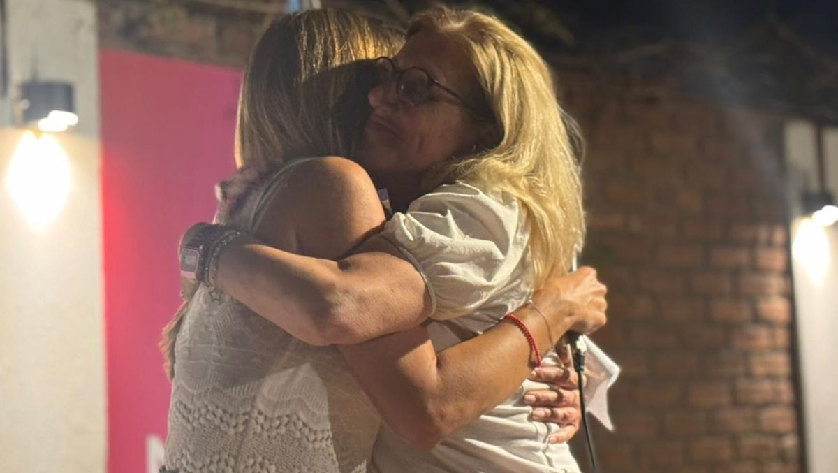 Griselda Petri abraza a Valeria Rómoli durante el nombramiento de la nueva presidenta de Mendocinos por el Futuro. Griselda Petri abraza a Valeria Rómoli durante el nombramiento de la nueva presidenta de Mendocinos por el Futuro.