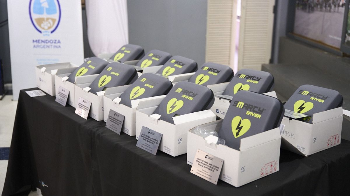 Los 12 desfibriladores que entreg&oacute; la Fundaci&oacute;n Grupo Am&eacute;rica.