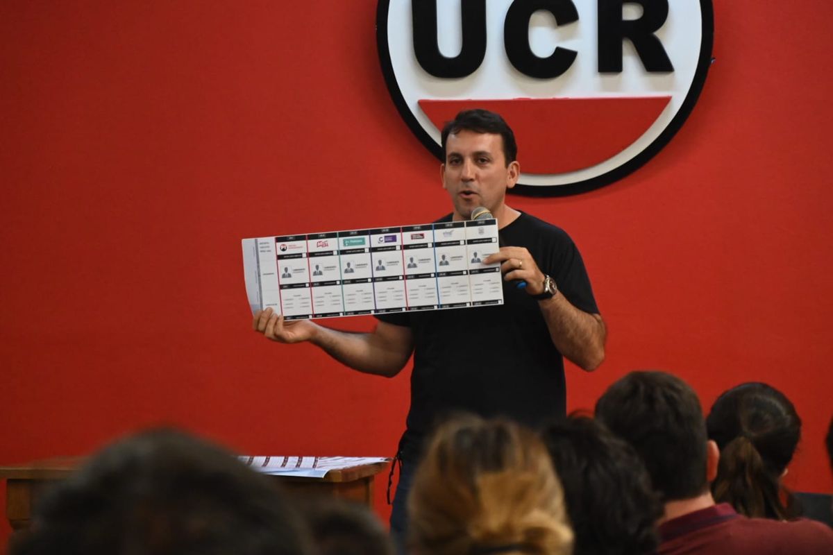 La UCR comenzó las capacitaciones para que el electorado vote con Boleta Única. Tadeo García Zalazar las encabezó en la sede del partido.