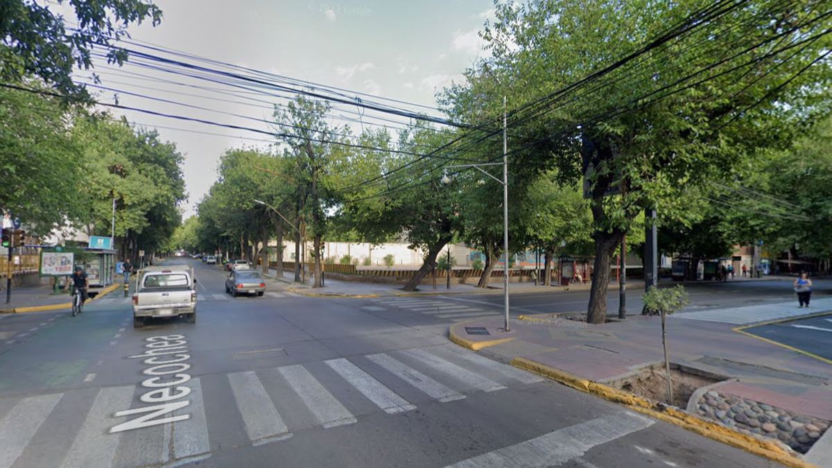 La víctima de la estafa había dejado su auto estacionado en la playa de calles Necochea y Patricias Mendocinas, de Ciudad, a una cuadra del banco. La víctima de la estafa había dejado su auto estacionado en la playa de calles Necochea y Patricias Mendocinas, de Ciudad, a una cuadra del banco.