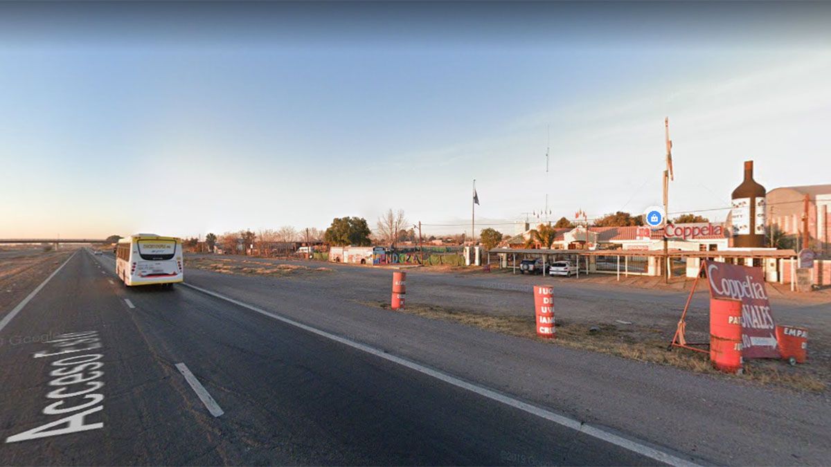 Pusieron un escombro en el Acceso Este y asaltaron a una ambulancia del SEC.