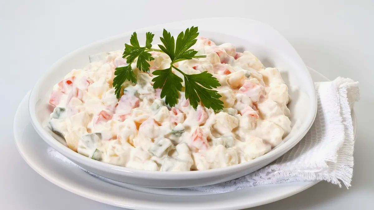 La mayonesa de ave lleva pollo, papas, zanahorias y arvejas. La mayonesa de ave lleva pollo, papas, zanahorias y arvejas.