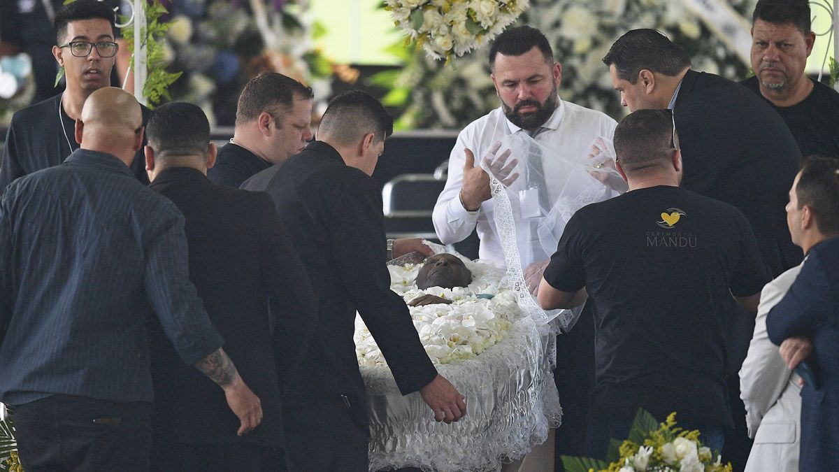 Pelé es despedido en la cancha del Santos por miles de personas.