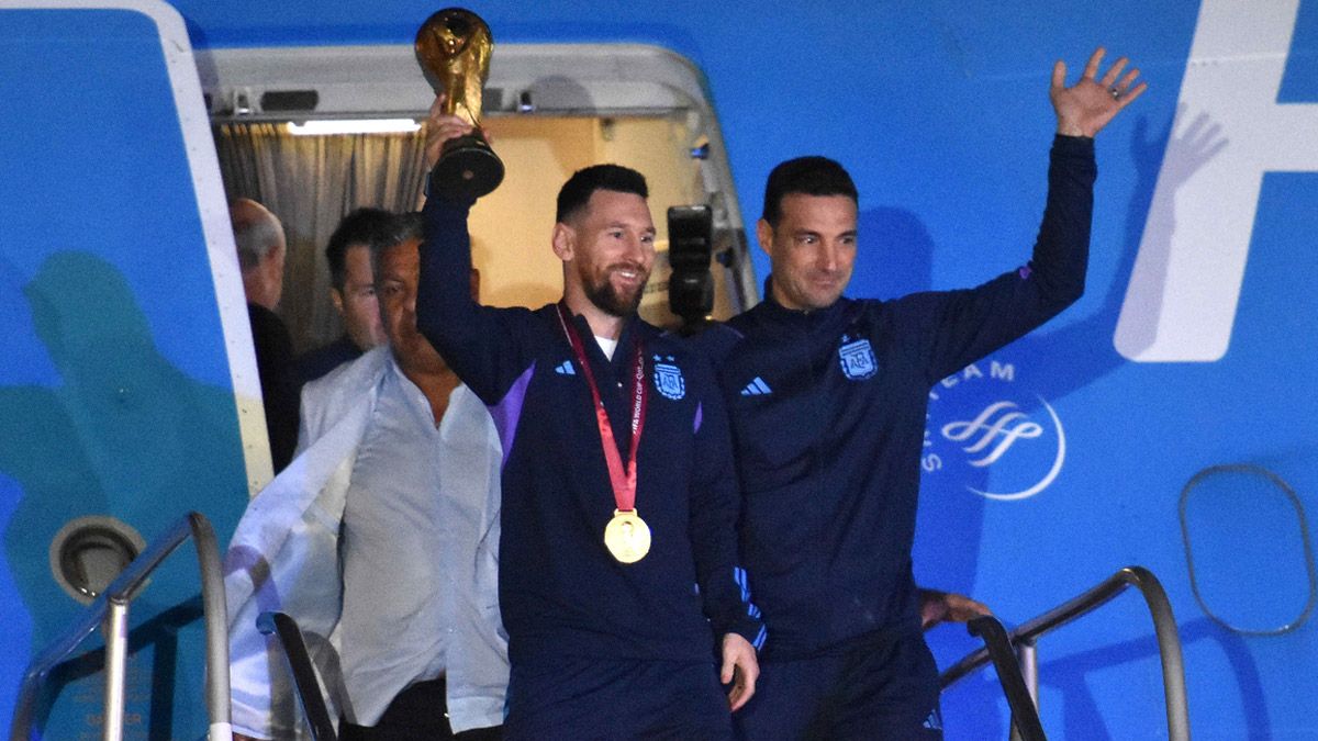 La Selección argentina arribó al país y fue recibida por una multitud tras ganar el Mundial Qatar 2022.