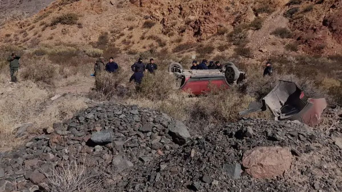 Así quedó el auto en el que viajaban turistas chilenos a Mendoza. Así quedó el auto en el que viajaban turistas chilenos a Mendoza.